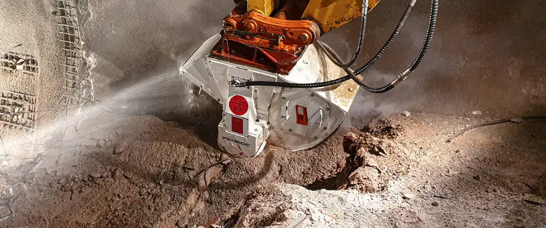 Fraise hydraulique pour tranchée en roche sur pelle hydraulique