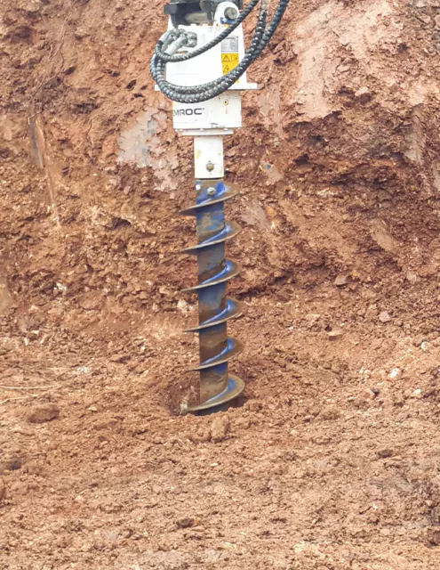 Fraise hydraulique DEXROC montée sur pelle excavatrice