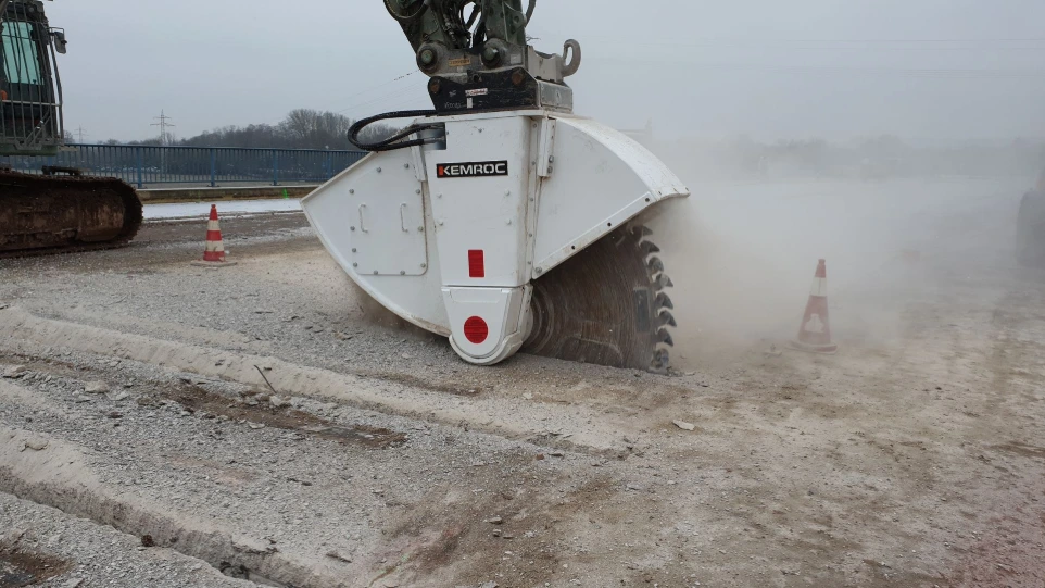 Fraise hydraulique pour tranchée en roche sur pelle hydraulique