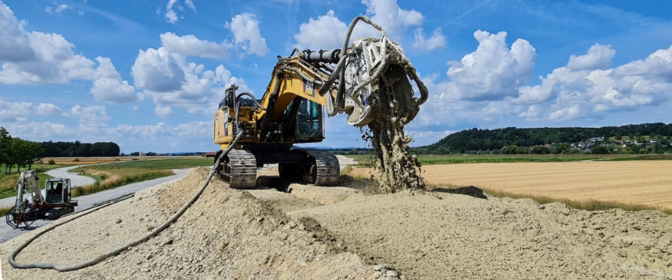 Fraise hydraulique pour tranchée en roche sur pelle hydraulique