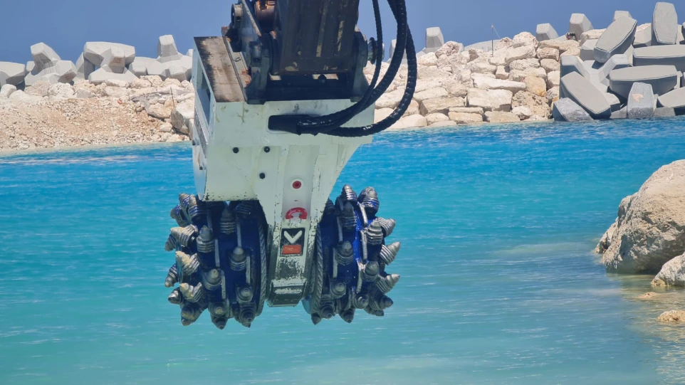 Fraise hydraulique pour tranchée en roche sur pelle hydraulique