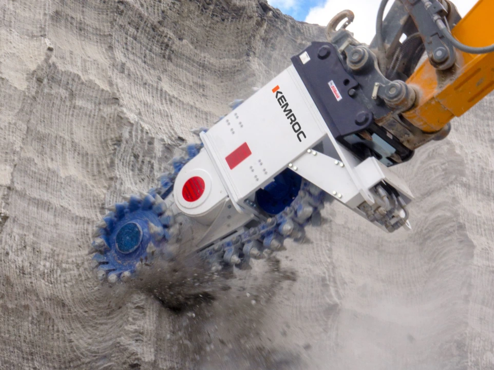 Fraise hydraulique pour tranchée en roche sur pelle hydraulique