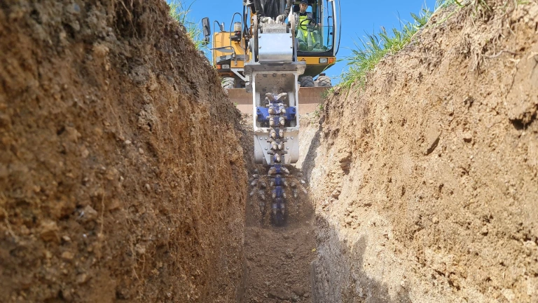 Fraise hydraulique DEXROC montée sur pelle excavatrice